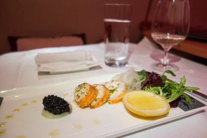 Menu pembuka: Malossol Caviar with Lobster-Fennel Salad, Derek Pesan sampe 2 piring