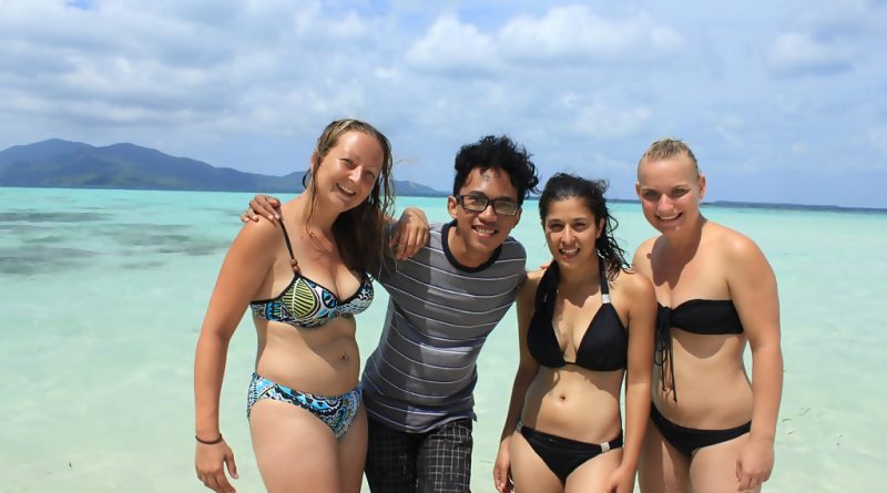 why indonesian people want to tale picture with foreigner