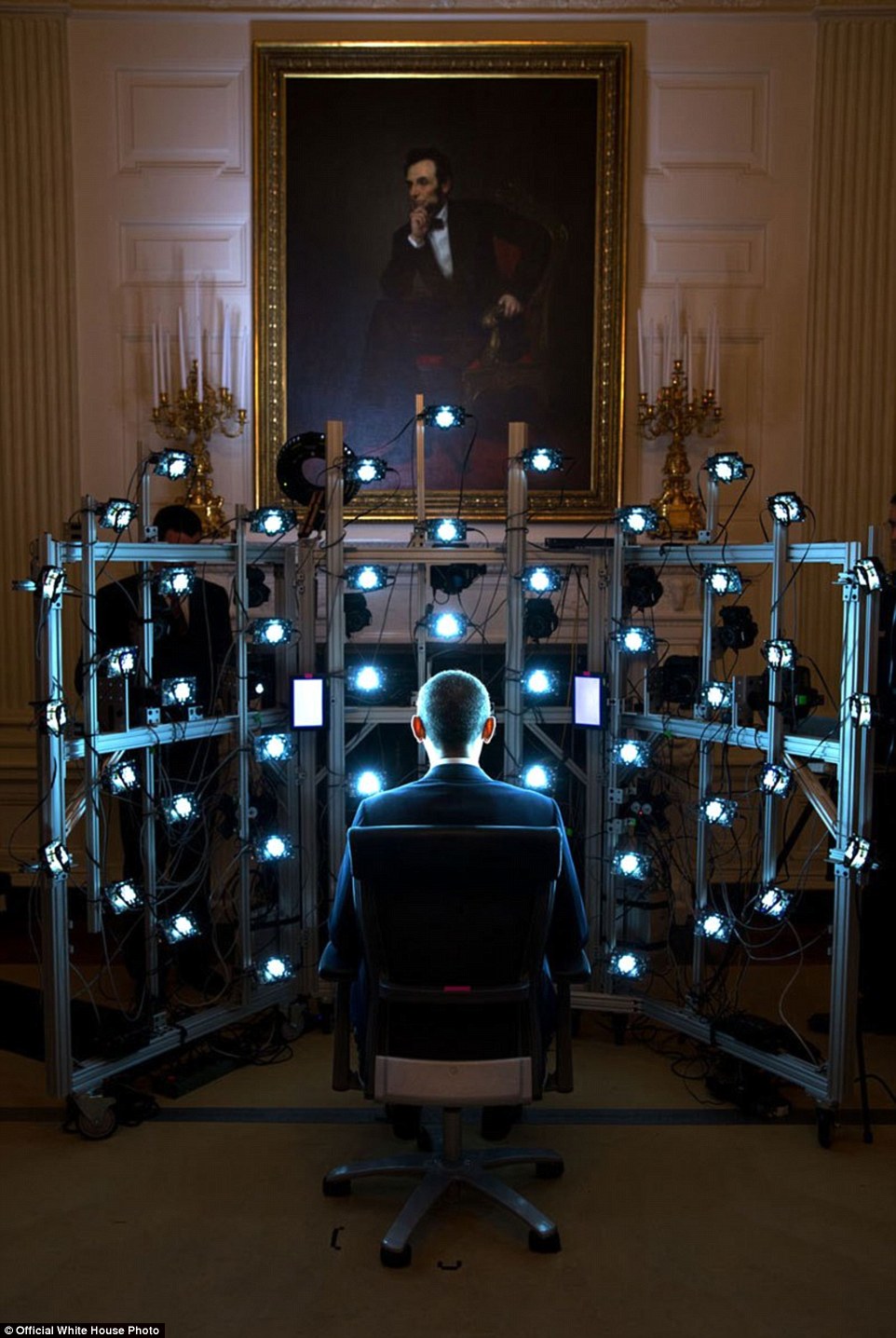 9 Juni 2014 - Obama duduk di sebuah kursi untuk pembuatan 3D portrait yang diprakarsai Smithsonian Institution. Terlihat banyak sekali lampu flah dan kamera untuk merekam setiap sudut wajah dan bentuk tubuh dari sang presiden Amerika