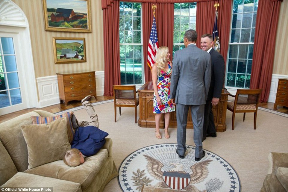 23 Juni 2014 - Ketika obama menerima kunjungan dari salah satu anggota United States Secret Service agent dan istrinya padahal anak dari pasangan tersebut justru dengan santainya tersungkur di Sofa ruang Oval kepresidenan